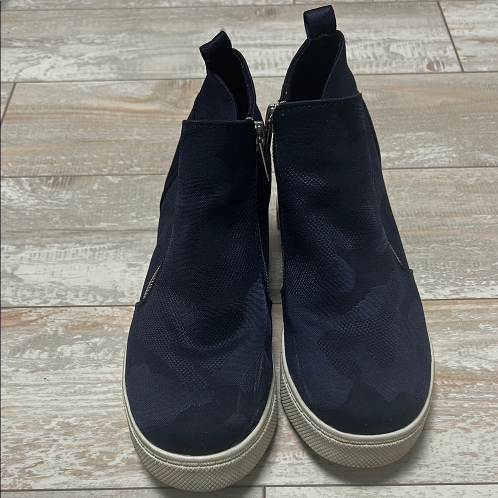 Steve Madden Kids Size 3 Navy Wedgie Sneaker